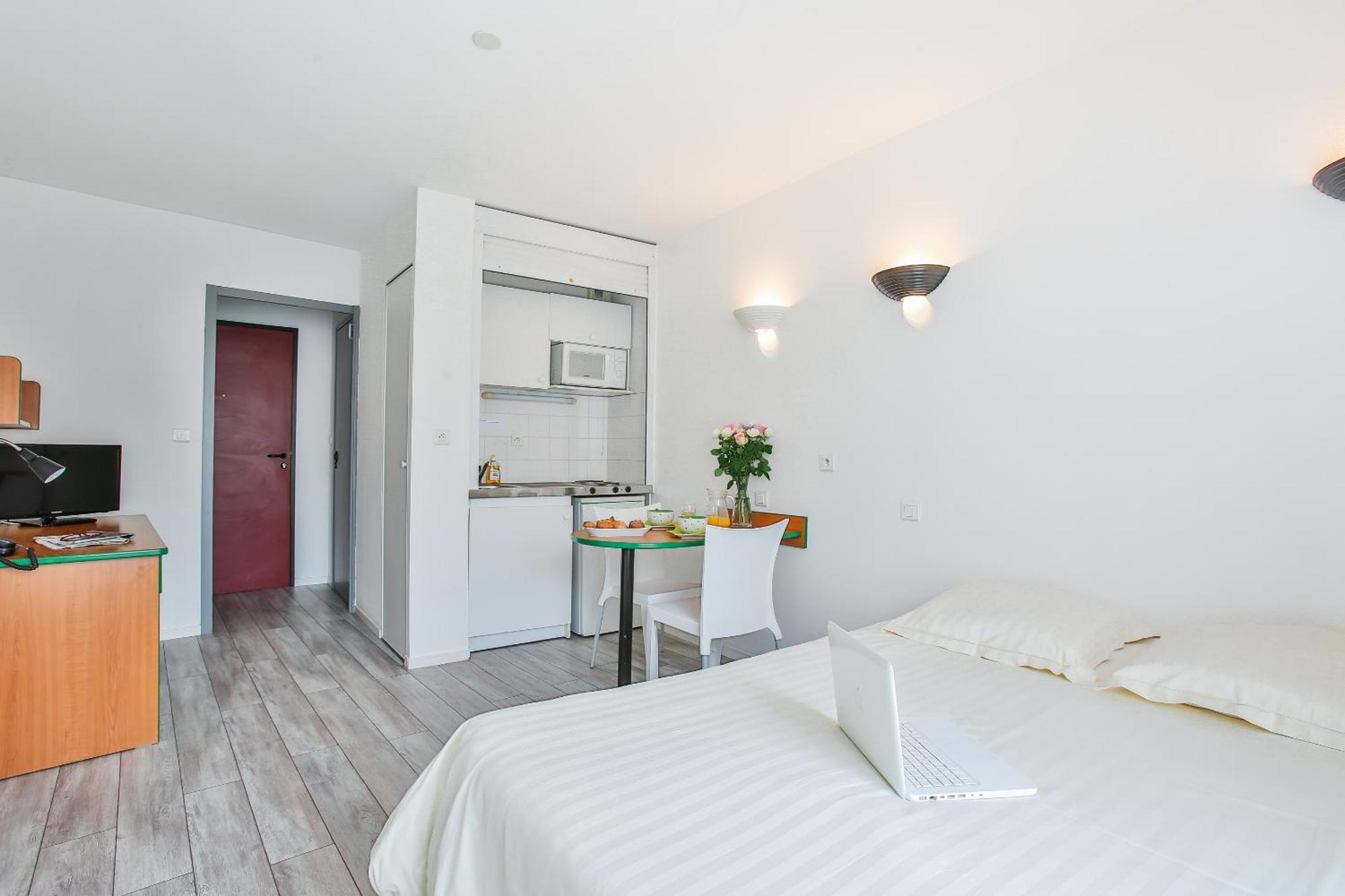 Hôtel et Résidence Les Lauréades Clermont-Ferrand Centre Jaude Quarto foto